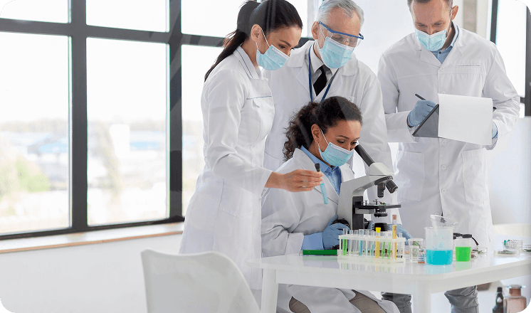 Zespół naukowców Infinity Genetics pracujący w nowoczesnym laboratorium